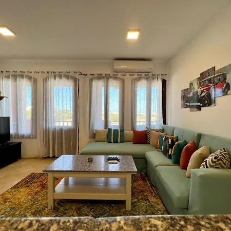 Taj Home, Amazing Pool And Lagoon View 2Bedrooms Apartment